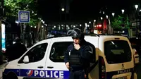Polisi Prancis berjaga di depan stasiun kota Paris, saat sebuah operasi polisi dilakukan karena peringatan keamanan (AFP)