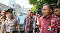 Presiden Joko Widodo (tengah) kembali menyambangi pusat perbelanjaan Sarinah, Jalan MH Thamrin, Jakarta, Jumat (15/1). (Liputan6.com/Faizal Fanani)