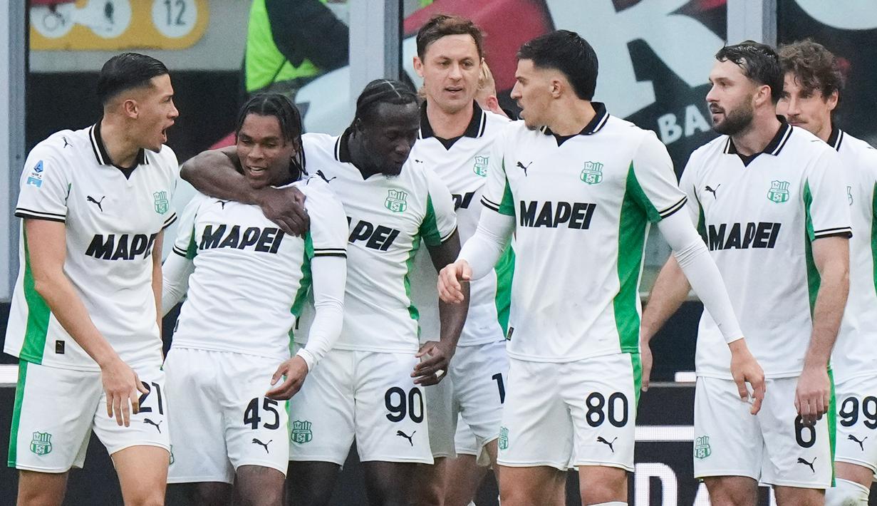 Hasil imbang ini membuat AC Milan masih berada di puncak klasemen sementara Serie A dengan nilai 32. Namun, posisi AC Milan terancam digusur Napoli, jika berhasil mengalahkan Udinese. (AP Photo/Luca Bruno)