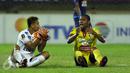 Kiper Arema FC, Kurnia Meiga (kiri) memeluk bola saat laga 8 besar Piala Presiden 2017 melawan Sriwijaya FC di Stadion Manahan, Solo, Minggu (26/2). Arema melaju ke semifinal setelah unggul 1-0. (Liputan6.com/Helmi Fithriansyah) 