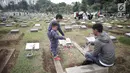 Warga menabur bunga di pusara saat berziarah kubur di Tempat Pemakaman Umum (TPU) Menteng Pulo, Jakarta, Minggu (28/4/2019). Sepekan menjelang datangnya bulan Ramadan, banyak masyarakat melakukan ziarah kubur mendoakan mendiang keluarga dan kerabat mereka. (Liputan6.com/Faizal Fanani)