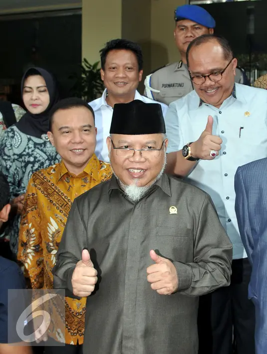 Ketua MKD, Surahman menyapa awak media usai bertemu Kapolda di Jakarta, Senin (1/3). Tujuan MKD mengklarifikasi penahanan terhadap anggota Komisi IV dari Fraksi PPP Fanny Safriansyah atau Ivan Haz. (Liputan6.com/Johan Tallo)