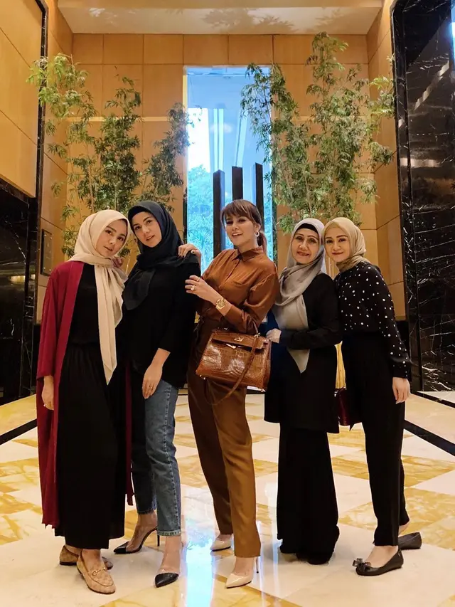 Potret Cynthia Ramlan dalam balutan hijab