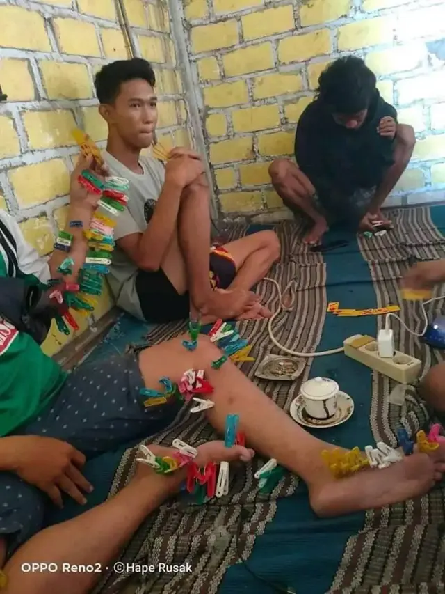 7 Potret Kocak Orang saat Main Kartu Ini Bikin Geleng Kepala