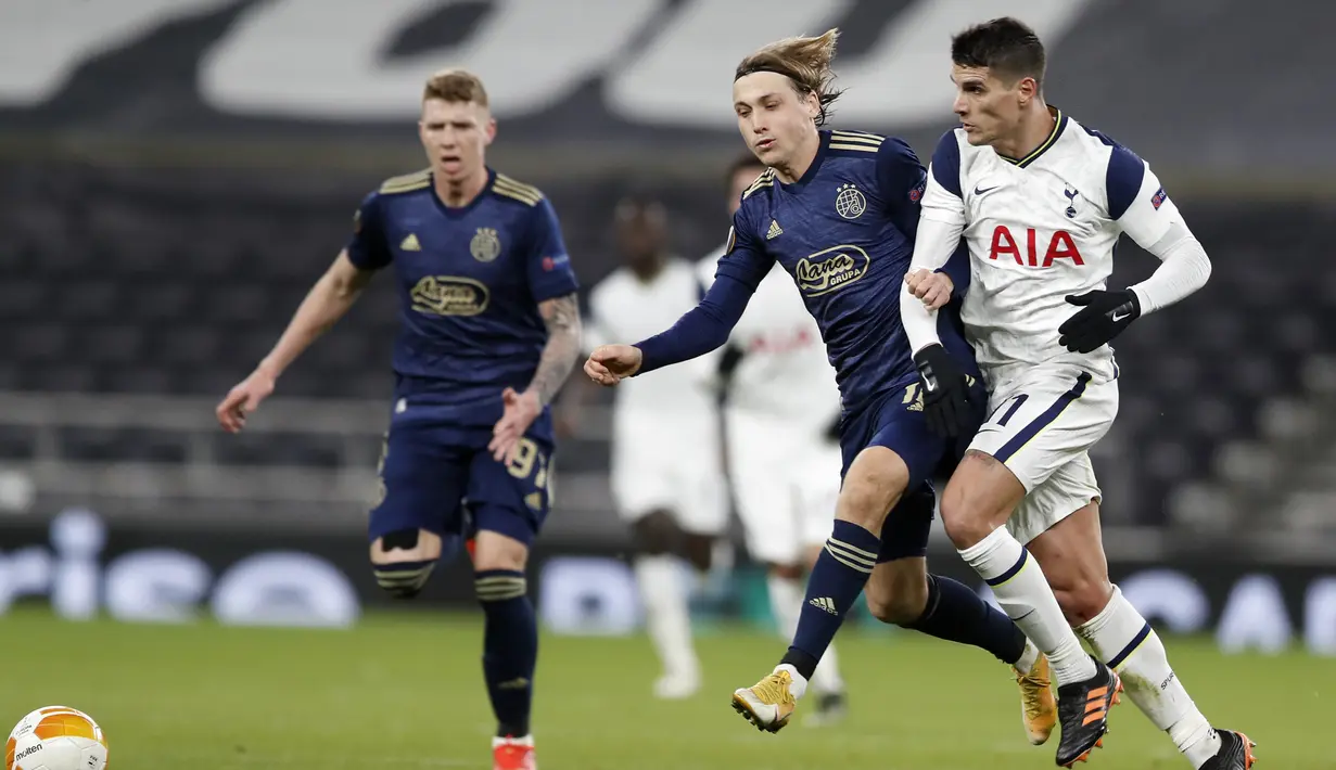 Gelandang Tottenham Hotspur, Erik Lamela (kanan) berebut bola dengan gelandang Dinamo Zagreb, Lovro Majer dalam laga leg pertama babak 16 besar Liga Europa 2020/2021 di Tottenham Hotspur Stadium, London, Kamis (11/3/2021). Tottenham menang 2-0 atas Dinamo Zagreb. (AP/Alastair Grant/Pool)
