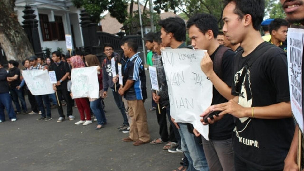Unjuk rasa kecam pembunuhan petani yang tolak tambang di Lumajang