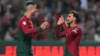 Pemain Portugal Ricardo Horta (kanan) merayakan bersama Cristiano Ronaldo usai mencetak gol ke gawang Islandia pada pertandingan sepak bola Grup J Kualifikasi Euro 2024 di Stadion Alvalade, Lisbon, Minggu (19/11/2023). (AP Photo/Armando Franca)