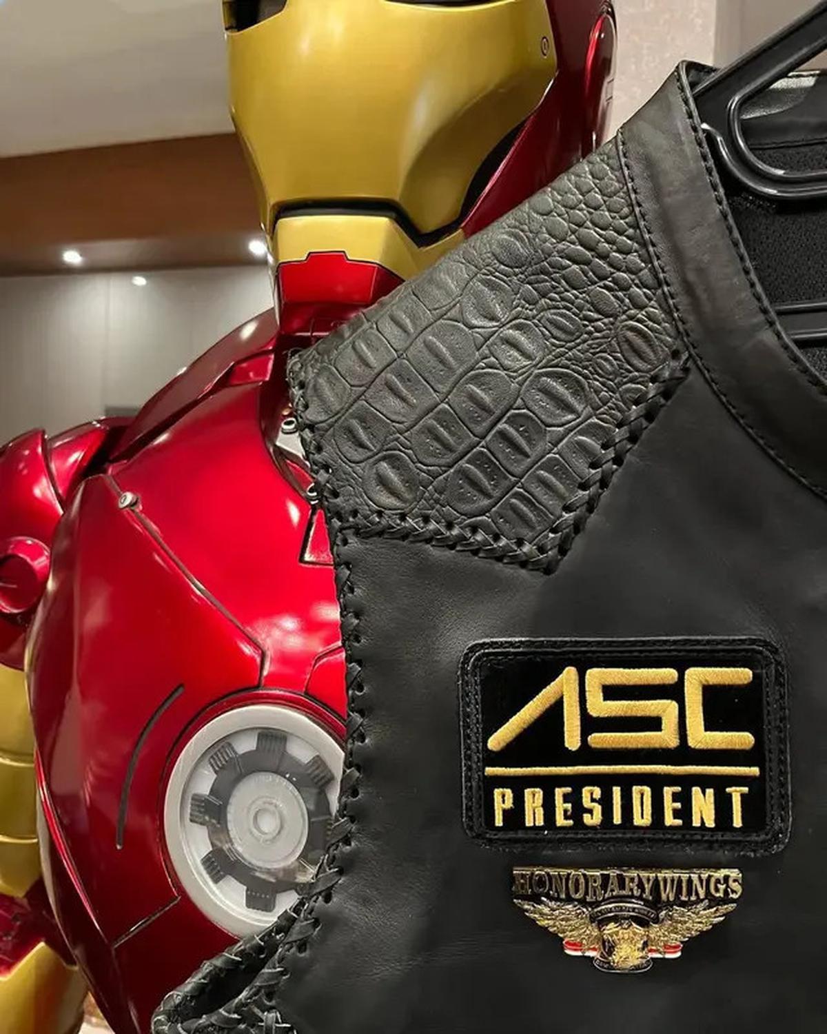 6 Potret Ahmad Sahroni Bareng Patung Iron Man Koleksinya, Kini Tinggal Kenangan