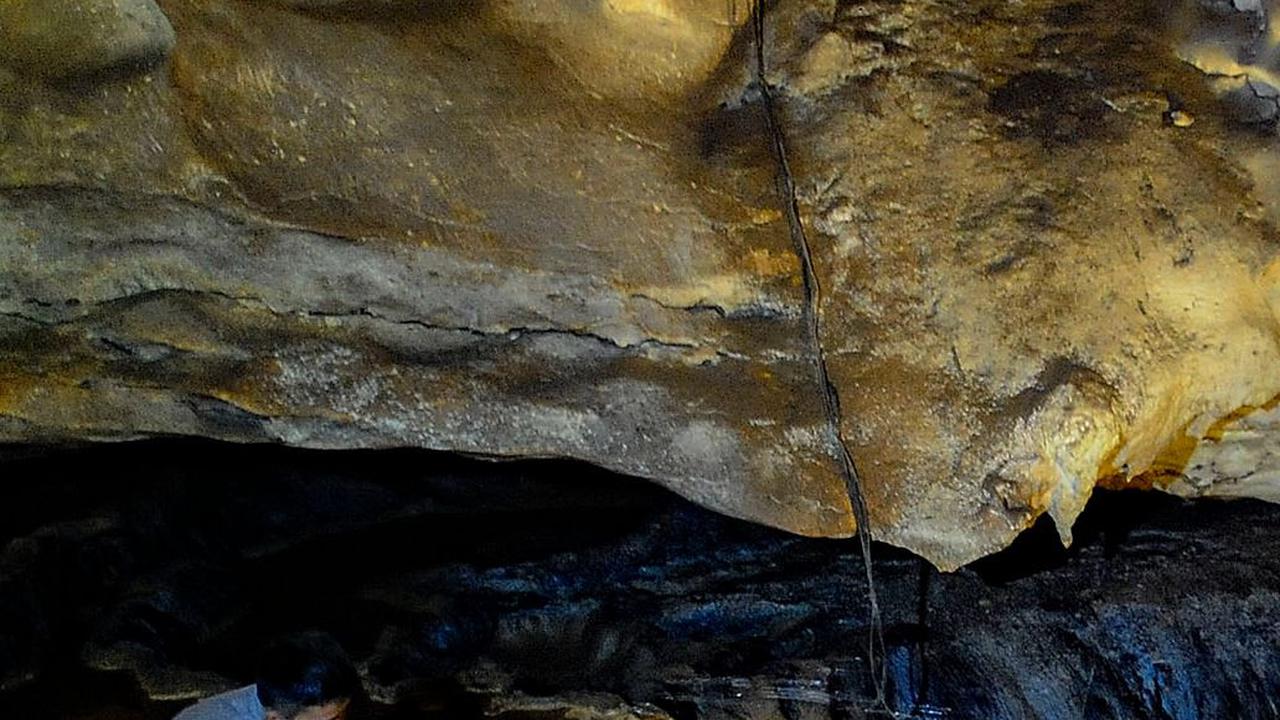 Untuk menyusuri seluruh keindahan yang ada di dalam gua, pengunjung tidak perlu repot, karena disediakan jembatan sepanjang 1 kilometer.