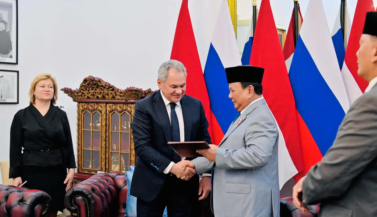 Sebelum menemui Presiden Indonesia Prabowo Subianto di Istana Kepresidenan, Sekretaris Dewan Keamanan Rusia Sergei Shoigu bertemu Menteri Pertahanan Sjafrie Sjamsoeddin di Kantor Kementerian Pertahanan. (Foto: Handout/Istana Kepresidenan Indonesia/AFP)