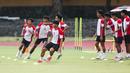 Pemain Timnas Indonesia melakukan latihan resmi jelang laga terakhir Grup B Piala AFF 2024 melawan Filipina di Stadion Sriwedari, Solo, Jawa Tengah, Jumat (20/12/2024). (Bola.com/Abdul Aziz)