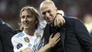 Ekspresi bahagia Zinedine Zidane dan Luka Modric saat meraih trofi Liga Champions 2018 di Olympic Stadium, Kiev, Ukraina, (26/5/2018). Zinedine mundur sebagai pelatih Madrid 31 Mei 2018. (AFP/Update Images Press/Isabella Bonotto)