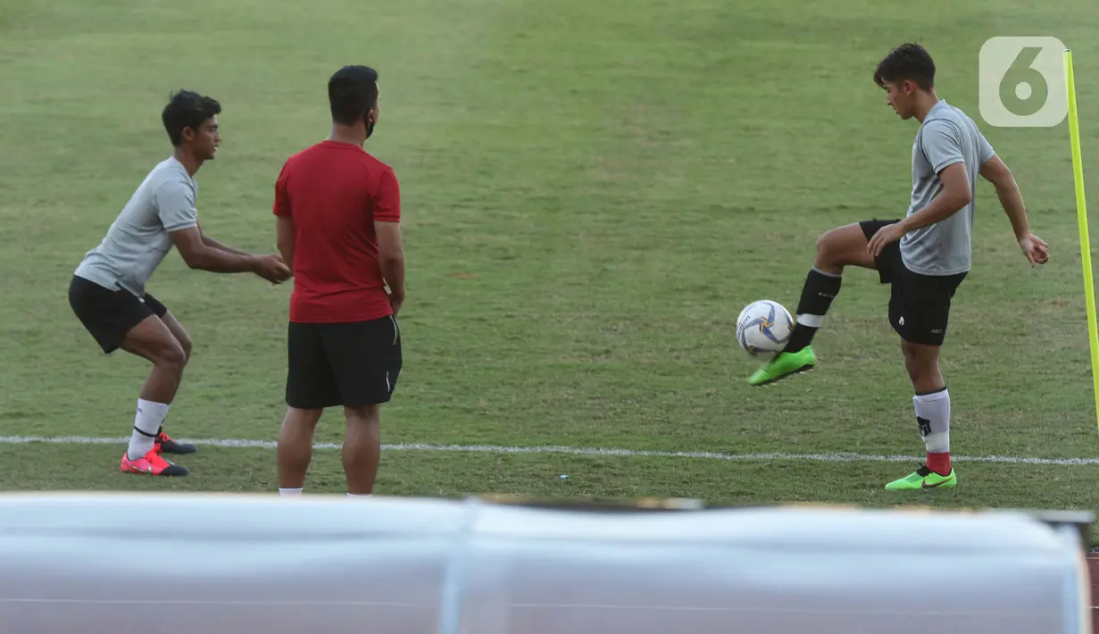 Dua pemain Timnas Indonesia U-19 berlatih secara terpisah di Stadion Madya Gelora Bung Karno, Jakarta, Jumat (28/8/2020). Selanjutnya, Timnas U-19 akan berlatih dan mengikuti turnamen mini di Kroasia sebagai bagian persiapan Piala Asia U-19 2020 di Uzbekistan. (Liputan6.com/Helmi Fithriansyah)