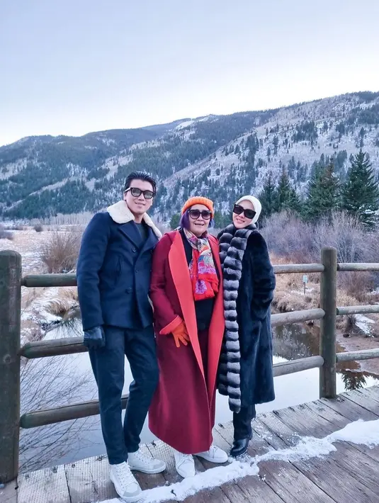 Liburan bareng di Aspen, Colorado, begini gaya kompak Syahrini dan Reiko Barack yang sama-sama mengenakan long coat. [@princessyahrini].
