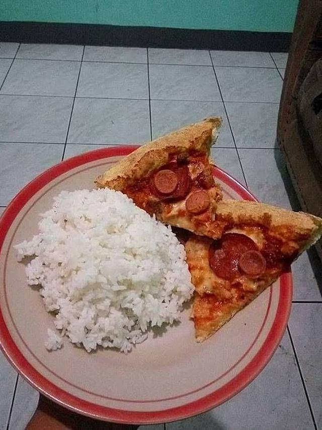 6 Potret Absurd Makan Roti Pakai Nasi Ini Bikin Geleng Kepala