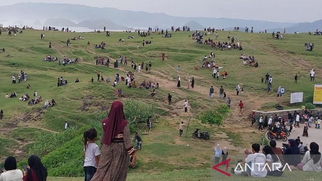 Ribuan Wisatawan Padati Bukit Merese, Wisata Mandalika Lebaran Jadi Magnet Utama