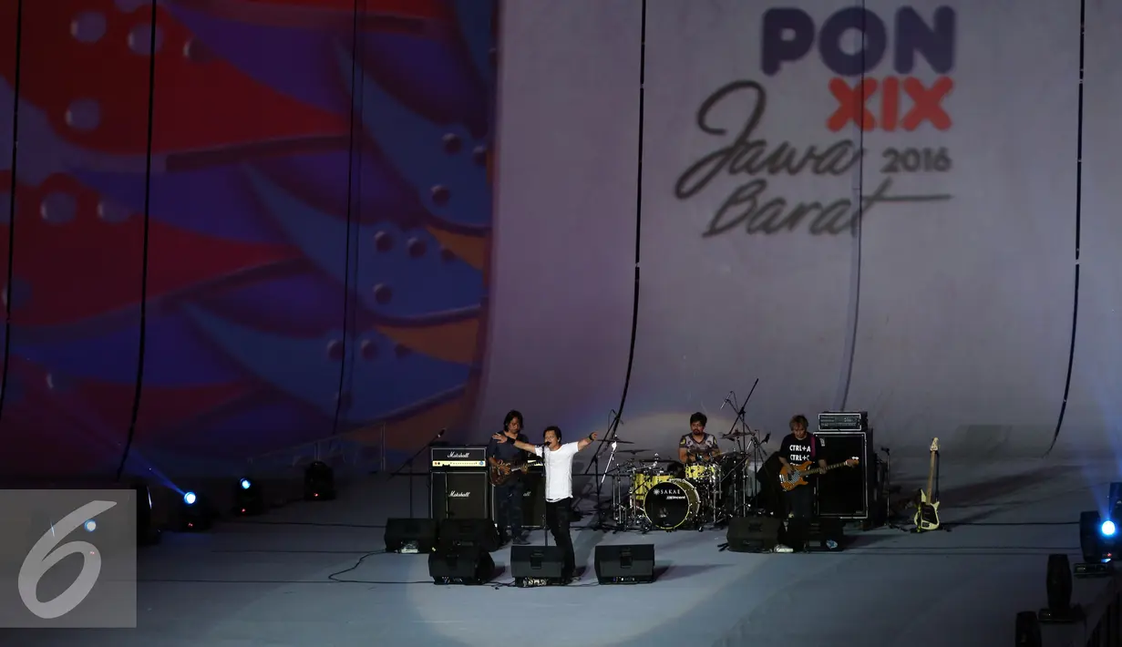 Grup band GIGI saat tampil memeriahkan pembukaan PON XIX Jabar di Stadion Gelora Bandung Lautan Api, Bandung, Sabtu (18/9). PON XIX Jabar digelar di 61 venues di 16 Kota dan Kabupatan se Jawa Barat. (Liputan6.com/Helmi Fithriansyah)
