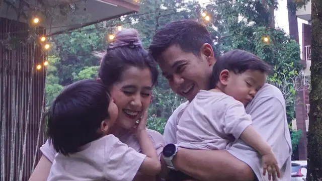 Pose Bareng Ulang, Ini 6 Potret Liburan Ardina Rasti dan Arie Andika ke Kebun Binatang