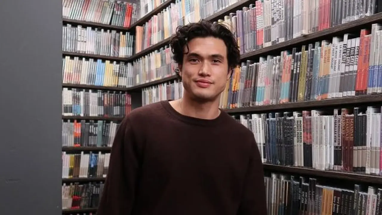 Potret Charles Melton yang Jadi Model Video Klip Lagu Jennie (credit: instagram/melton)