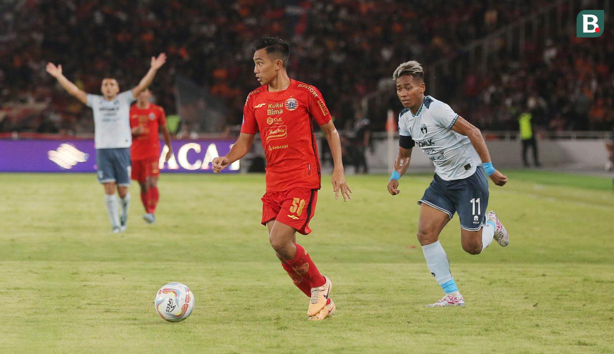 Pemain Persija Jakarta, Rayhan Hannan, berusaha mencari temannya untuk memberikan umpan saat melawan Persita Tangerang pada laga pekan ke-21 BRI Liga 1 di Stadion Utama Gelora Bung Karno (SUGBK), Jakarta Pusat, Minggu (3/12/2023). (Bola.com/M Iqbal Ichsan)