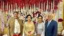 Di hari pernikahan Putri Tanjung, Sri Mulyani kembali hadir sebagai tamu undangan. Dengan look yang lebih sederhana, Sri Mulyani mengenakan kebaya kurung berwarna abu-abu yang dipadukan dengan kain lilit batik berwarna cokelat. Kain yang sama juga diaplikasikan sebagai selendang.