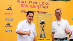 Ketua PSSI, Erick Thohir (kiri), bersama Penjabat (Pj) Gubernur DKI Jakarta, Heru Budi Hartono, memamerkan trofi Piala Dunia U-17 2023 kepada masyarakat di Bundaran Hotel Indonesia (HI), Jakarta, Minggu (15/10/2023). (Bola.com/Bagaskara Lazuardi)