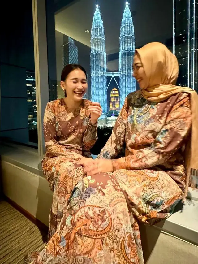 Libur Lebaran di Malaysia, Intip 6 Potret Anggun Ayu Ting Ting Menjelma jadi Wanita Melayu Dibalut Baju Kurung
