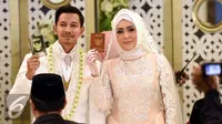 Fairuz A. Rafiq dan Sonny Septian resmi menjadi suami-istri. (Liputan6.com/Herman Zakharia)