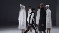 Ada Tas Corona Karya Rinaldy Yunardy Mejeng di Panggung Jakarta Fashion Week 2021