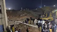 Upaya penyelamatan gedung pabrik runtuh yang di Lahore, Pakistan, Rabu (4/11/2015). AFP