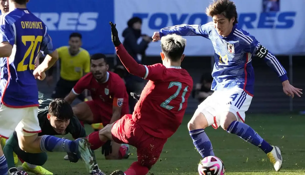 Pemain Jepang, Junya Ito, melepaskan tendangan ke gawang Thailand pada laga uji coba di Stadion Nasional Jepang, Tokyo, Senin (1/1/2023). Gol-gol kemenangan Jepang di laga ini dicetak oleh Ao Tanaka, Keito Nakamura, Takumu Kawamura, Takumi Minamino dan satu gol bunuh diri dari Elias Dolah. (AP Photo/Shuji Kajiyama)