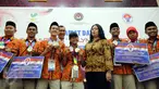 Kontingen Special Olympics Indonesia (SOIna) berfoto bersama dengan Menko PMK, Puan Maharani di Kemenko PMK di Jakarta, Rabu (5/8/2015). Kontingen SOIna meraih 19 emas 14 perak dan 5 perunggu. (Liputan6.com/Helmi Fithriansyah)