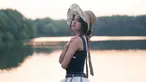 Jalani pemotretan bersama Winston Gomez, Ratu Sofya tampil berbeda dari biasanya. Hasil pemotretan dengan busana vintage ini pun berhasil tuai pujian banyak netizen. Ia tampak mengenakan dress dan topi musim panas.(Liputan6.com/@ratusfy_)