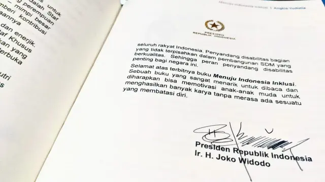Intip Kata Pengantar Presiden Jokowi dalam Buku Menuju Indonesia Inklusi Karya Angkie Yudistia, Jakarta (21/7/2023) Foto: Liputan6.com/Ade Nasihudin.