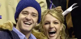 Justin Timberlake dan Britney Spears pada 2002. (AP Photo/Chris Gardner, File)
