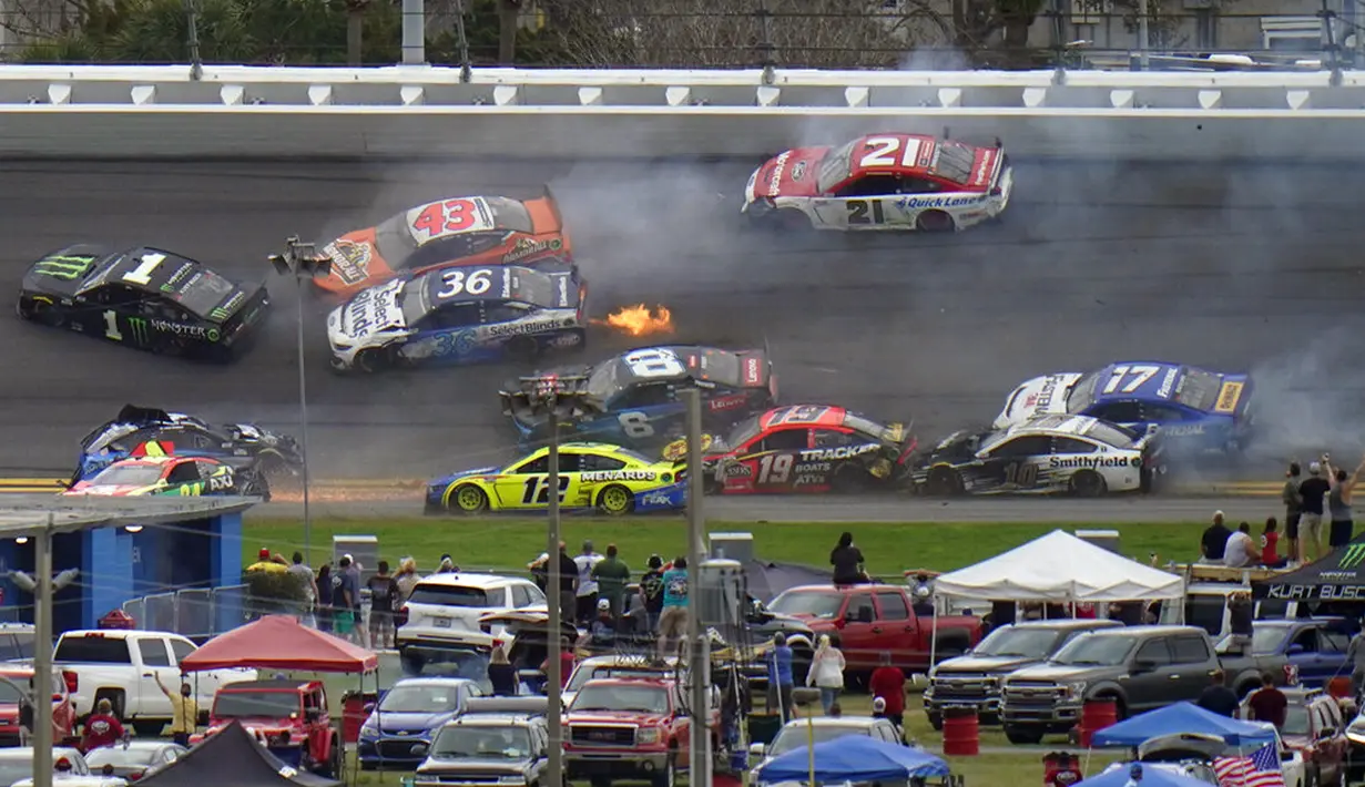 Sejumlah mobil saling bertabrakan pada lap ke-14 balapan NASCAR Daytona 500 di Daytona International Speedway, Pantai Daytona, Florida, Amerika Serikat, Minggu (14/2/2021). Sebanyak 16 mobil bertumpuk dalam kecelakaan tersebut. (AP Photo/Chris O'Meara)