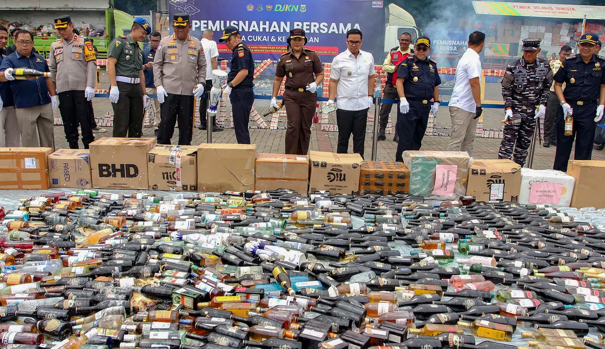 Petugas melakukan pemusnahan barang ilegal hasil penindakan di bidang kepabeanan dan cukai di ICE BSD City, Tangerang, Rabu (12/11/2025). Kantor Wilayah Bea Cukai Banten bersama Kejaksaan Negeri Kabupaten Tangerang memusnahkan barang-barang kena cukai ilegal senilai Rp53,76 miliar. (merdeka.com/Arie Basuki)