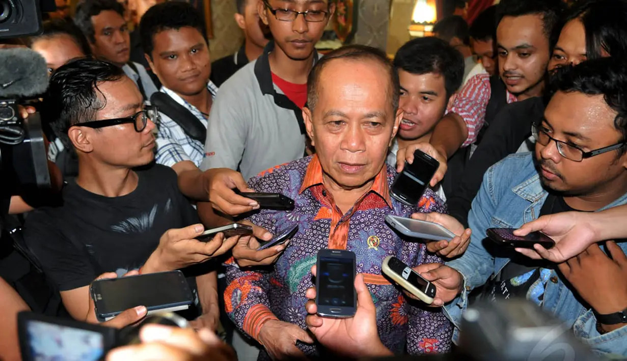 Syarief Hasan tampak dikerumuni para wartawan di  Kompleks Widya Chandra, Jakarta Jakarta, Rabu (28/5/14) (Liputan6.com/Johan Tallo)
