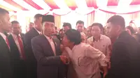 Presiden Joko Widodo atau Jokowi langsung menemui para warga yang tengah antre untuk bersalamam dengannya saat open house Idul Fitri 1440 H di Istana Negara Jakarta.