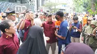 Petugas Direktorat Pengawasan dan Penindakan Keimigrasian mengamankan 15 orang pengungsi yang mendirikan tenda dan telah bermukim di depan kantor UNHCR sejak awal 2024 pada Selasa (02/07/2024). (Foto: Dokumentasi Imigrasi).