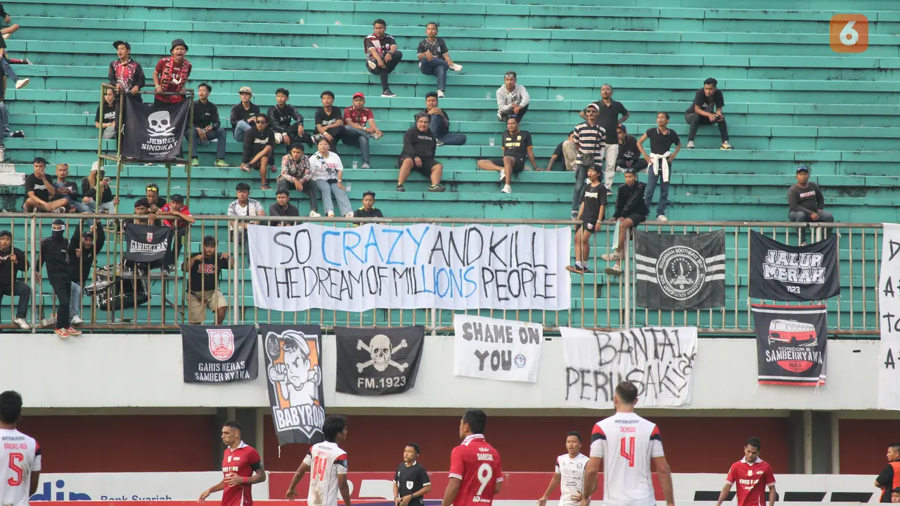 Galeri Foto Laga Persis Solo kontra Arema, Suporter 'Usut Tuntas Tenggelam'