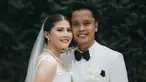 Anthony Ginting dan Mitzi Abigail elegan dengan busana warna putih. Busana yang dipilih oleh pasangan ini cocok dengan konsep pernikahan semi outdoor keduanya yang digelar di Hotel Amaryllis. Gaun Mitzi Abigail ini merupakan rancangan desainer Elsie Chrysila Atelier, sementara setelan jas Anthony Ginting adalah rancangan desainer ternama Jonathan Wongso. (Liputan6.com/IG/@sinisukanthony)