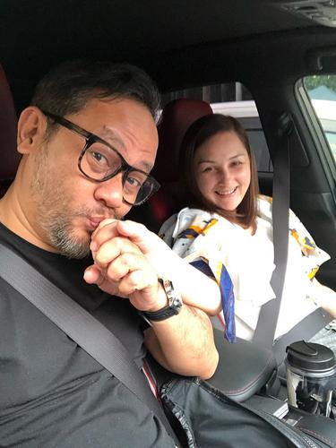 Tak Menyangka Hamil Anak Keempat, Ini 6 Momen Manis Mona Ratuliu dan Suami