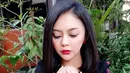 Belum lama ini penyanyi dangdut Jenita Jannet terjatuh di atas panggung saat mengisi salah satu acara televisi swasta. Ia merasa seperti ada yang mendorong hingga membuatnya jatuh. (instagram/jenitajanet)