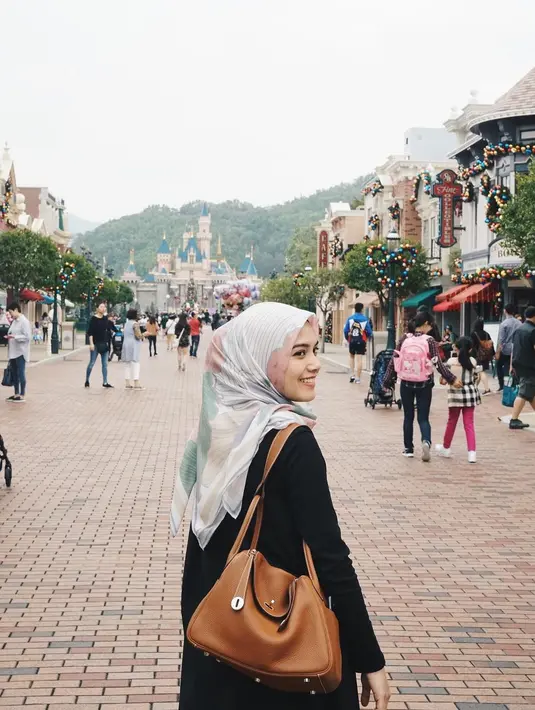 Herfiza Novianti, istri Ricky Harun ini memang sangat memerhatikan penampilan. Meski cukup jarang terlihat tampil sebagai seorang publik figur, namun sempat tersiar kabar Herfiza ini berprofesi sebagai dosen. (Instagram/herfiza)