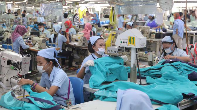 Aktivitas pekerja di PT Pan Brother,Tangerang, Banten, Selasa (13/10/2015). Industri tekstil di dalam negeri terus menggeliat. Hal ini ditandai dengan adanya peningkatan produksi dan aliran investasi di dalam dan luar negeri. (Liputan6.com/Angga Yuniar)