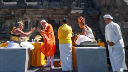Perdana Menteri India Narendra Modi saat mengunjungi Candi Prambanan di Sleman, Yogyakarta, Rabu, 8 Juli 2026. (AFP/ Biro Informasi Pers India)