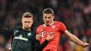 Pemain tengah Bayern Muenchen, Marcel Sabitzer berebut bola dengan gelandang Bremen, Jens Stage pada pertandingan Bundesliga di Allianz Arena di Munich, Jerman pada 8 November 2022. Manchester United dengan senang hati mengonfirmasi bahwa Marcel Sabitzer telah bergabung dengan klub berstatus pinjaman dari Bayern Munich hingga Juni 2023," demikian keterangan resmi Manchester United yang diinformasikan di laman resmi klub, Rabu.  (AFP/CHRISTOF STACHE)