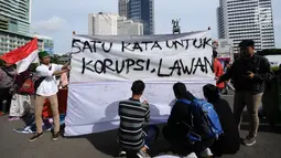 Aktivis mengajak warga menandatangani spanduk dukungan anti korupsi saat Hari Bebas Kendaraan di kawasan Bundaran HI, Jakarta, Minggu (10/12). Ajakan ini untuk memperingati Hari Antikorupsi 2017, 9 Desember. (Liputan6.com/Helmi Fithriansyah)