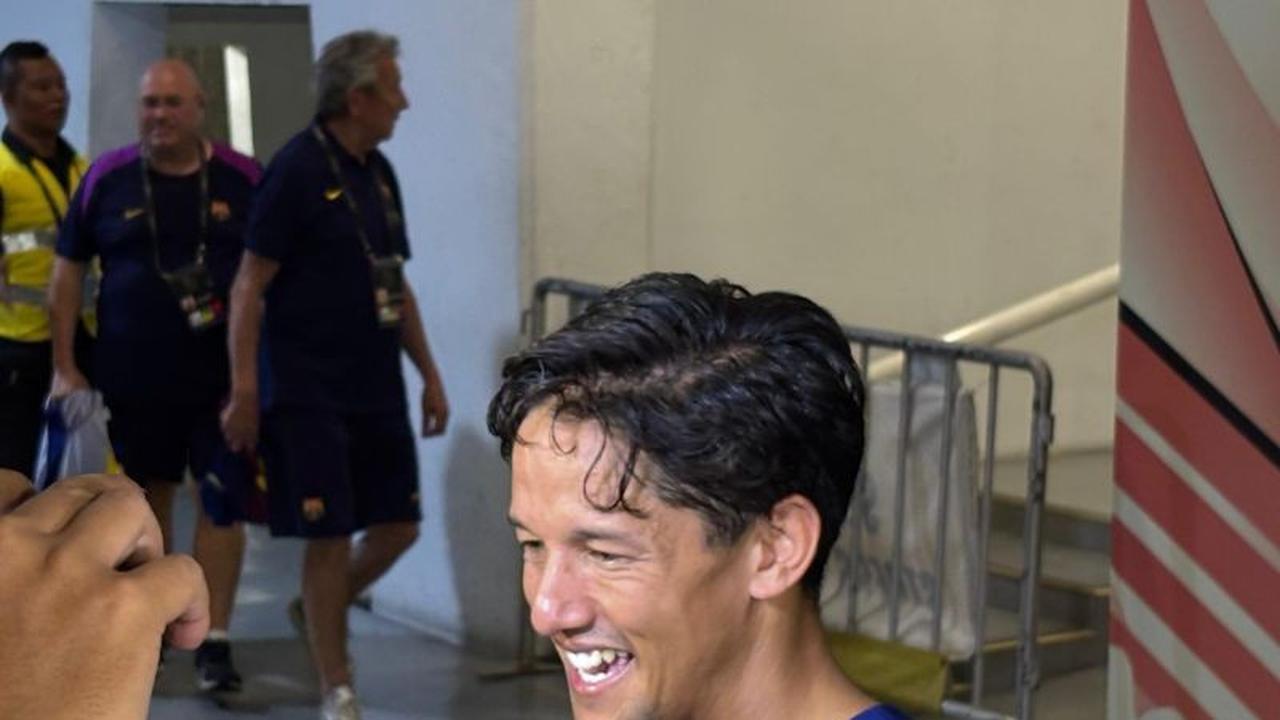 Momen Bersejarah: Irfan Bachdim Tukar Jersey Rivaldo di Clash of Legends Jakarta